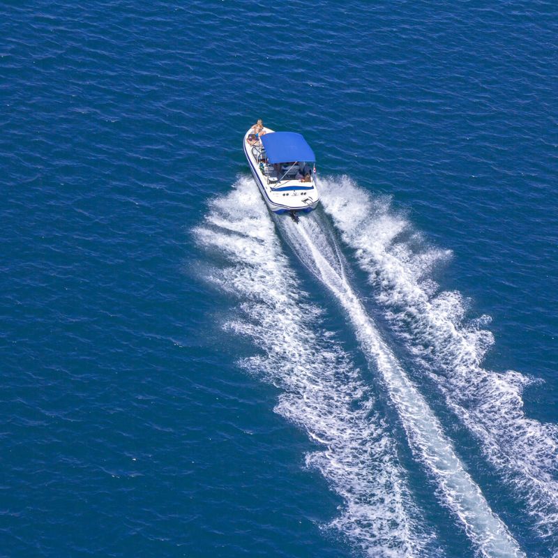 bateau moteuren pleine mer